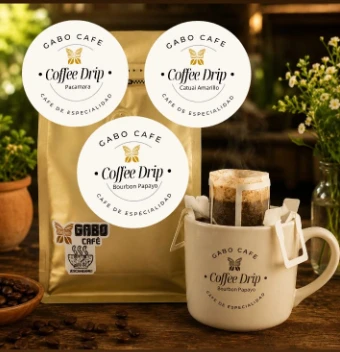 Pack de coffee drips Gabo Café con una taza y una bolsita filtrante